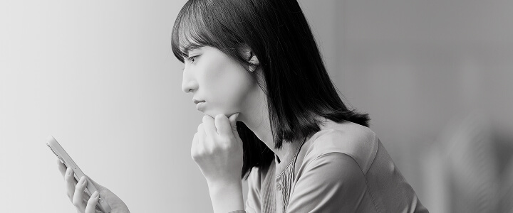 悩む女性